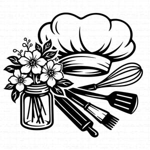 Può includere: Illustrazione in bianco e nero a tema cucina. Un cappello da chef è sopra una frusta, una spatola, un mattarello e un pennello. Un vaso di fiori è a sinistra. Adatto per l'arredamento della cucina.