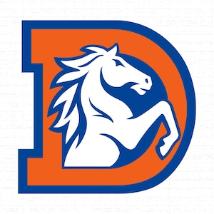 Puede incluir: Logotipo estilizado con un caballo blanco encabritado dentro de una letra «D» azul y naranja. El caballo tiene una melena fluida y se encuentra sobre un fondo azul dentro de la letra naranja. El diseño es audaz y gráfico.