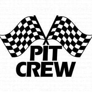 Może przedstawiać: Czarno-biały wzór z dwoma skrzyżowanymi flagami w szachownicę nad słowami „PIT CREW” pogrubioną czcionką. Projekt umieszczono na teksturowanym białym tle.