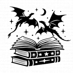 Puede incluir: Ilustración en silueta negra de dos dragones volando sobre una pila de libros. Los libros están abiertos, y estrellas y una luna creciente están en el fondo. Los libros tienen diseños de estrellas y líneas.