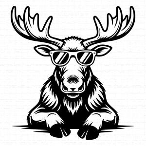 Puede incluir: Ilustración en blanco y negro de un alce con gafas de sol. El alce tiene grandes astas y un pelaje hirsuto. El alce se inclina hacia adelante, con las patas delanteras visibles. Adecuado para ropa o decoración del hogar.