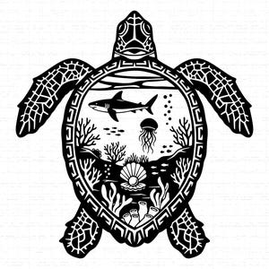 Puede incluir: Ilustración en blanco y negro de una tortuga marina con un patrón de caparazón detallado. El cuerpo de la tortuga enmarca una escena submarina con un tiburón, una medusa, coral y una perla en una concha abierta.