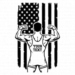 Puede incluir: Ilustración en blanco y negro de una persona musculosa flexionando sus bíceps frente a una bandera estadounidense desgastada. La persona lleva una camiseta sin mangas con el texto "YOUR TEXT". La imagen es un diseño patriótico.