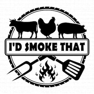 Może przedstawiać: Czarno-biała grafika przedstawiająca krowę, kurczaka i świnię nad napisem "I'd Smoke That". Projekt zawiera obramowanie w kształcie opony, widelec do grillowania, szpatułkę i płomienie.