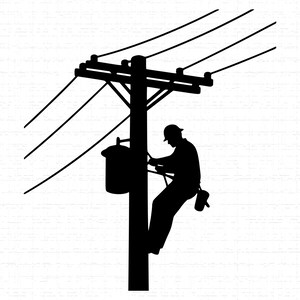 Op de afbeelding: Zwart silhouet van een elektricien die aan een elektriciteitspaal werkt. De afbeelding toont een werknemer met een helm, die de paal beklimt om aan een transformator te werken. Bovendien zijn er bovengrondse elektriciteitskabels te zien.