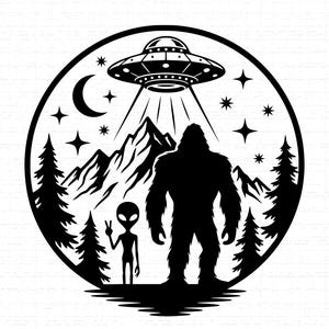 Puede incluir: Gráfico en blanco y negro de un Bigfoot, un extraterrestre y un OVNI en un diseño circular. La escena incluye montañas, árboles, estrellas y una luna creciente. El extraterrestre está haciendo la señal de la paz.
