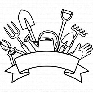 Op de afbeelding: Zwart-wit illustratie van tuingereedschap, waaronder een schop, een hark, een troffel, een snoeischaar en een gieter. Een leeg banner staat onderaan. De gereedschappen zijn gerangschikt in een decoratieve compositie, wat een thema van tuinieren suggereert.