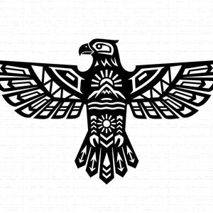 Puede incluir: Gráfico en blanco y negro de un águila con las alas extendidas. El diseño del águila incorpora formas y patrones geométricos, con un motivo de montaña y sol en el centro. La obra de arte está sobre un fondo blanco.