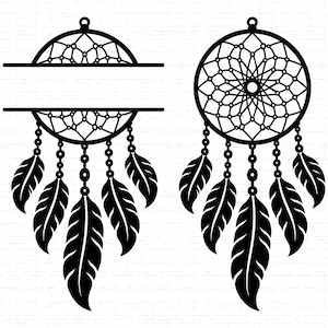 Peut inclure: Deux motifs de capteurs de rêves noirs. L'un est un cercle complet avec des plumes suspendues en dessous. L'autre est un demi-cercle avec une ligne horizontale et des plumes. Les deux ont des motifs de toile complexes et des plumes suspendues.