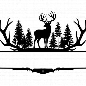 Op de afbeelding: Zwart silhouet van een hert met groot gewei voor een bos van dennenbomen. Het ontwerp bevat twee sets geweien en twee geweren. De afbeelding is geplaatst tegen een witte bakstenen achtergrond.