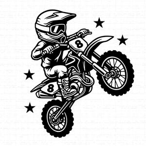 Puede incluir: Ilustración en blanco y negro de un piloto de motocross en una moto de cross, haciendo un caballito. El piloto lleva casco y gafas. La moto tiene el número 8. Cuatro estrellas negras en el fondo.
