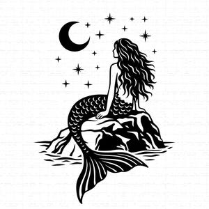 以下が含まれることがあります： 岩の上に座り、月と星を眺める人魚の白黒イラスト。人魚は長い髪と鱗のある尾を持っています。月は三日月形で、星はさまざまな大きさです。
