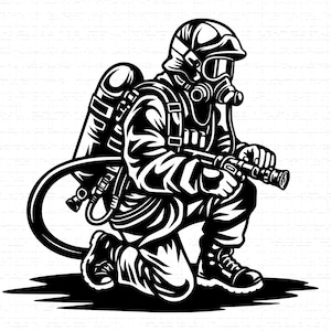 Puede incluir: Ilustración en blanco y negro de un bombero arrodillado, con casco, máscara de gas y equipo de protección. El bombero sostiene una boquilla y tiene un aparato respiratorio en la espalda. Una manguera se curva alrededor de la figura.
