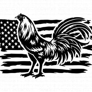Può includere: Grafica in bianco e nero di un gallo in piedi di fronte a una bandiera americana stilizzata. Il gallo è dettagliato con una grande coda e una posa orgogliosa. Il design della bandiera presenta stelle e strisce.