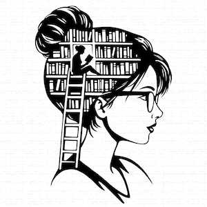 Può includere: Illustrazione in bianco e nero del profilo di una donna con chignon e occhiali. La testa della donna è riempita da una libreria e da una persona che legge su una scala, suggerendo l'amore per la lettura e i libri.