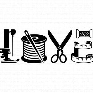 Pode incluir: Design gráfico em preto e branco que soletra "LOVE" com ícones relacionados à costura. O "L" é uma máquina de costura, o "O" é uma bobina de linha com uma agulha, o "V" são tesouras e o "E" uma fita métrica.