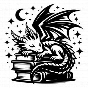 Könnte beinhalten: Schwarz-weiße Illustration eines schlafenden Drachen, der sich auf einem Stapel Bücher zusammenrollt. Der Drache hat große Flügel, Hörner und einen langen Schwanz. Ein Halbmond und Sterne umgeben den Drachen und schaffen ein fantastisches Thema.