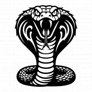 Pode incluir: Ilustração a preto e branco de uma cobra com o capelo estendido. A cabeça da cobra apresenta olhos, presas e uma língua bifurcada detalhadas. O design é arrojado e gráfico, adequado para diversas aplicações.