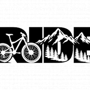 Puede incluir: Diseño gráfico en blanco y negro con la palabra «RIDE» y una bicicleta de montaña integrada en la letra «R». El diseño también incluye montañas y pinos.