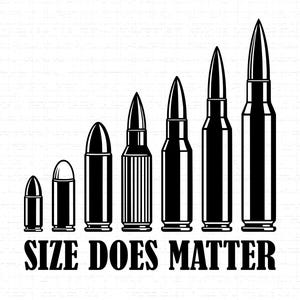 Puede incluir: Gráfico en blanco y negro de siete balas de diferentes tamaños, dispuestas de menor a mayor. La frase "SIZE DOES MATTER" está impresa en letras mayúsculas en negrita debajo de las balas.