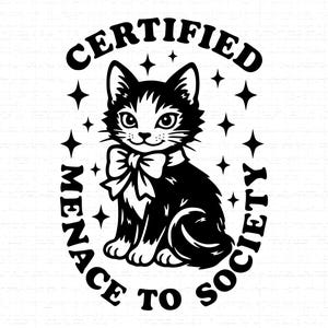 Puede incluir: Ilustración en blanco y negro de un gato con pajarita, rodeado de estrellas y texto. El texto dice "CERTIFIED MENACE TO SOCIETY". El gato está representado sentado y tiene detalles.