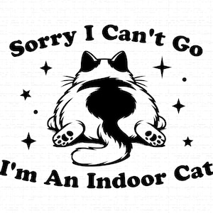 以下が含まれることがあります： 「Sorry I Can't Go I'm An Indoor Cat」の文字と、猫のお尻の白黒イラスト。猫の周りには星と点のグラフィックが描かれています。