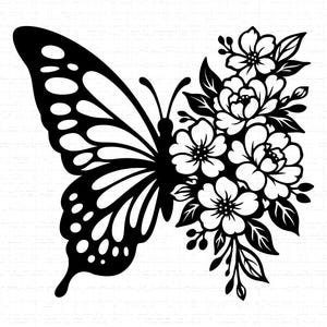 Può includere: Design grafico in bianco e nero con una farfalla e fiori. L'ala della farfalla presenta un motivo dettagliato di cerchi e linee. I fiori sono in piena fioritura, con petali e foglie dettagliati, creando un design equilibrato.