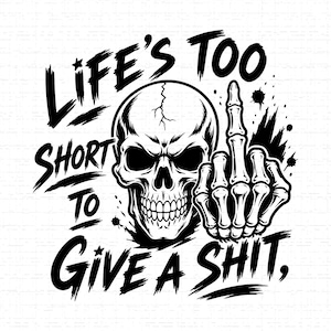 Può includere: Grafica in bianco e nero con un teschio e la scritta "LIFE'S TOO SHORT TO GIVE A SHIT." Il teschio è al centro, con una mano scheletrica che mostra il dito medio. Il design ha un'estetica grunge.