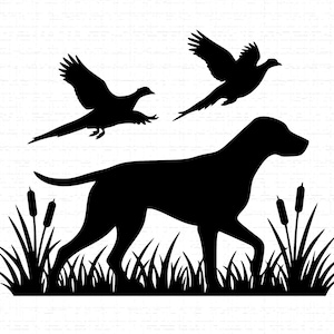 Puede incluir: Silueta negra de un perro de caza caminando por la hierba alta, con dos pájaros volando por encima. El perro es un pointer y los pájaros son faisanes. El diseño es simple y elegante.