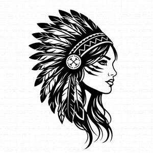 Könnte beinhalten: Schwarz-Weiß-Illustration einer Frau im Profil mit Federkopfschmuck. Der Kopfschmuck hat ein dekoratives Band und ein rundes Emblem. Die Frau hat lange Haare und Gesichtsmarkierungen, mit einem ruhigen Ausdruck.
