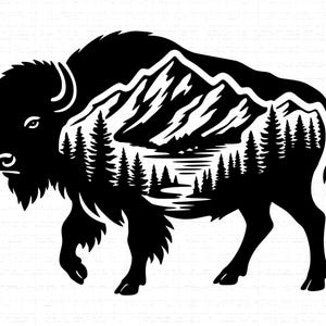 Puede incluir: Silueta negra de un bisonte con un diseño de paisaje de montañas y bosques. El bisonte está caminando, y el paisaje es visible dentro de su cuerpo. El diseño incluye montañas, árboles y un lago, creando una imagen con temática de la naturaleza.