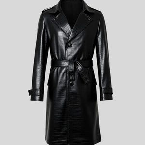 Peut inclure: Un long trench-coat noir avec un motif texturé en forme de peau de crocodile. Le manteau a un col cranté, une ceinture à la taille et des boutons. Le manteau long a un design classique.