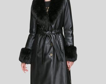 Schwarzer Kunstpelz Leder Trenchcoat: Wintermantel mit Gürtel