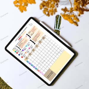 Può includere: Un tablet digitale che mostra un grafico dei progressi di perdita di peso. Il grafico è intitolato "Yearly Weight Loss Progress" e include sezioni per il monitoraggio mensile. Uno stilo è appoggiato sul tablet. Lo sfondo include accenti floreali gialli.