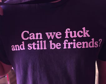 セックスしても友達でいられる？シャツ、おもしろY2Kシャツ、グラフィックTシャツ、ミームコアTシャツ、皮肉なミームシャツ、Gen Z Tシャツ、2000年代風Tシャツ