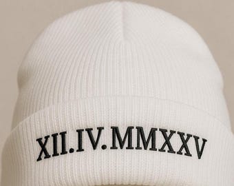 Gorro con fecha bordada en números romanos / Regalo de aniversario personalizado