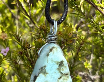 Colgante de larimar envuelto en alambre rugoso con collar de cuero