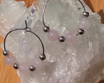 Pendientes de aro de cuarzo rosa, acero inoxidable.
