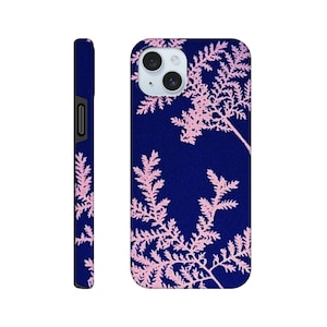 Puede incluir: Funda de teléfono azul marino con un diseño botánico rosa. La funda tiene un diseño envolvente con un patrón a juego en el lateral. La funda tiene un recorte para la cámara y un botón negro.