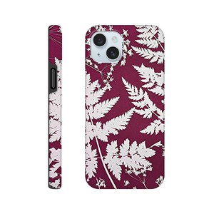 Puede incluir: Funda de teléfono con fondo burdeos y diseño de hojas botánicas blancas. La funda se muestra desde varios ángulos, destacando el diseño en la parte trasera y los laterales. Tiene un recorte para la cámara y botones negros.