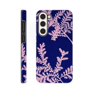 Puede incluir: Una funda de teléfono azul marino con un diseño floral rosa. La funda tiene un perfil lateral negro y un recorte para la cámara. El patrón floral es un diseño delicado y ramificado. La funda está diseñada para un smartphone.