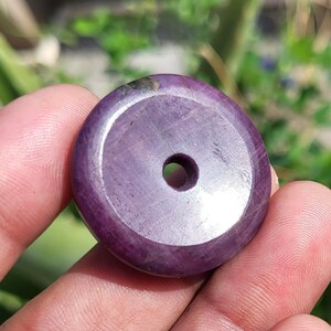 Natürlicher Rubin Donut Anhänger - 87 Karat, Chakra Heilstein
