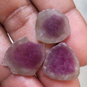 Fatias de turmalina natural para confecção de joias, pedra para pingente com formato diferenciado.