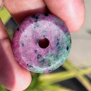 Può includere: Un cartello in legno rustico con la scritta "Welcome to our home" in lettere bianche. Il cartello presenta una finitura invecchiata e un design semplice e accogliente, perfetto per un portico o un ingresso.