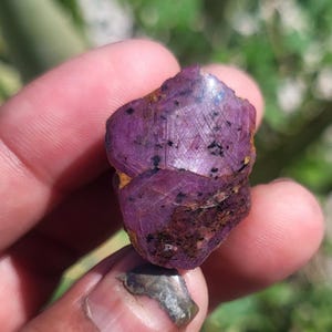 Rubino grezzo naturale, cristallo grezzo lucidato (28x24x21 mm)