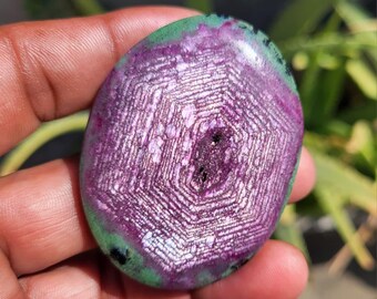 Oval Rubin Zoisit Cabochon, 361 Karat, Heilstein