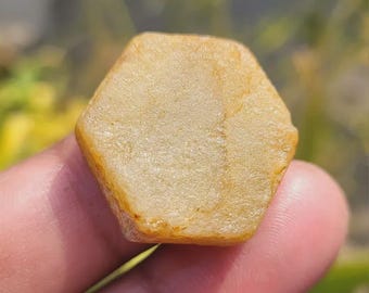 GELE saffier onbewerkt kristal - recordhouderkristal, korund, zeshoek - geboortesteen, edelsteen, ruwe saffiersteen.