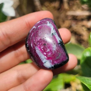 Ruby Zoisite Tumbled Stone – Natural Crystal Healing (36x27x18 mm)