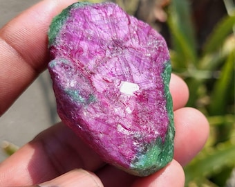 Natürlicher Rubin Zoisit roh, Heilstein, spirituelles Dekor (58x43x15 mm, 330 Carats)