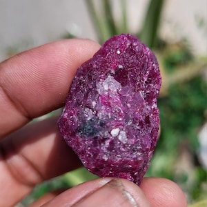 Naturlig rubin grov, helande kristall, spirituell dekor (40x27x22 mm, 160 karat)